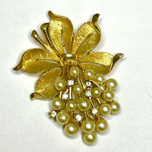 Vintage Brooch SIGNED CROWN TRIFARI Pearl Vtg Costume Jewelry Pin U02 - Picture 1 of 6